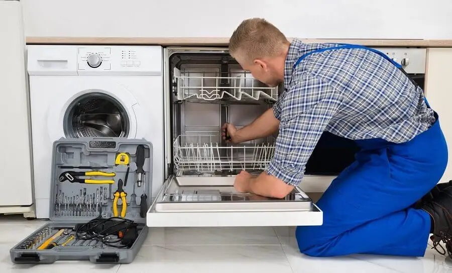 Çamlıdere Hitachi servisi teknisyen ekibi beyaz eşya tamiri yaparken